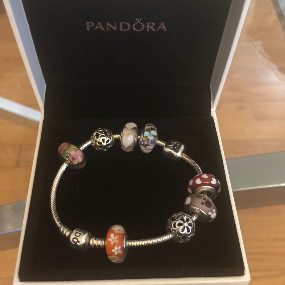 Authentic Pandora bracelet, 3 charms, 6 muranos.